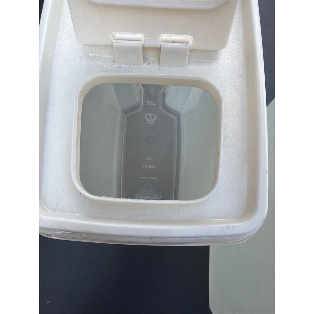 2 Rubbermaid Servin Saver Food Cereal Storage Containers Almond Lids 1.3 Gal